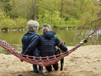 2 Frauen auf Netz